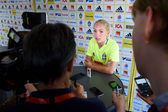 Elin Rubensson blir intervjuad på en pressträff med det
