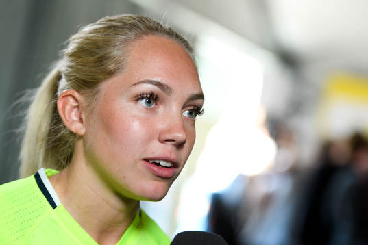 Elin Rubensson blir intervjuad på en pressträff med det