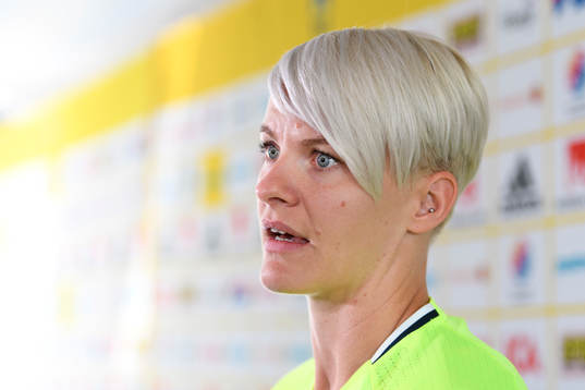 Nilla Fischer blir intervjuad på en pressträff med det