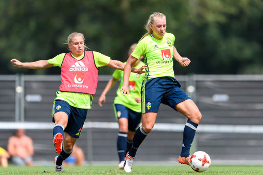 Jonna Andersson och Stina Blackstenius på en träning med