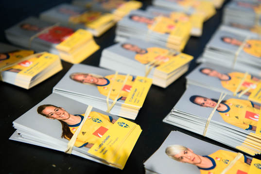 Idolbilder på de svenska spelarna på en träning med det