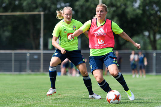 Magdalena Eriksson och Mimmi Larsson på en träning med