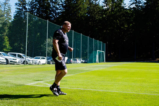 Den nya tränaren Alf Westerberg går in på plan