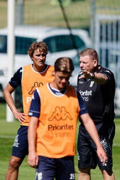 Thomas Rogne lyssnar på tränare Alf Westerberg