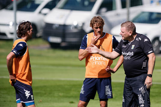 Mikkel Diskerud och Thomas Rogne lyssnar på tränare Alf