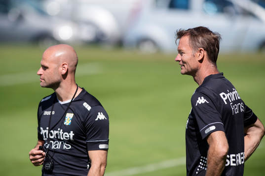 U-lagstränaren Thomas Olsson och assisterande tränare