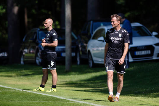U-lagstränaren Thomas Olsson och assisterande tränare