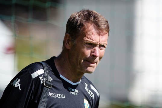 Assisterande tränare Torbjörn Nilsson går mot plan