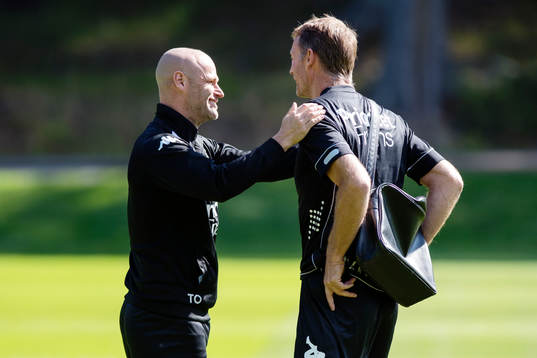 U-lagstränaren Thomas Olsson och assisterande tränare