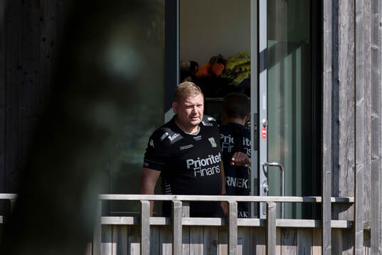 Tränare Alf Westerberg lämnar omklädningsrummet
