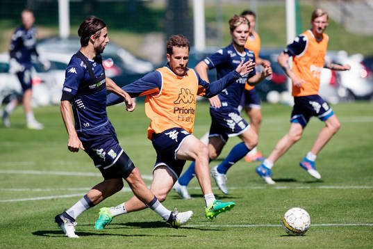 Mattias Bjärsmyr i kamp om bollen med Tobias Hysen