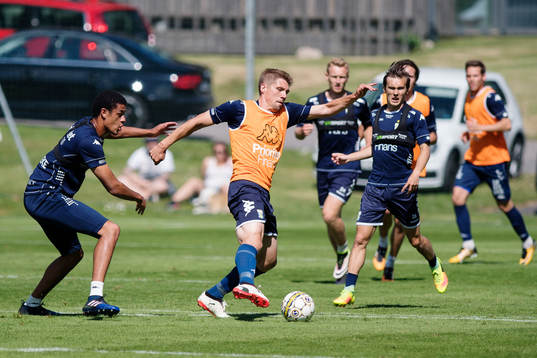 Benjamin Zalo i kamp om bollen med Mikael Boman