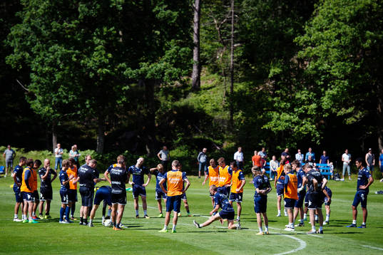 Spelarna och tränarna vid en genomgång
