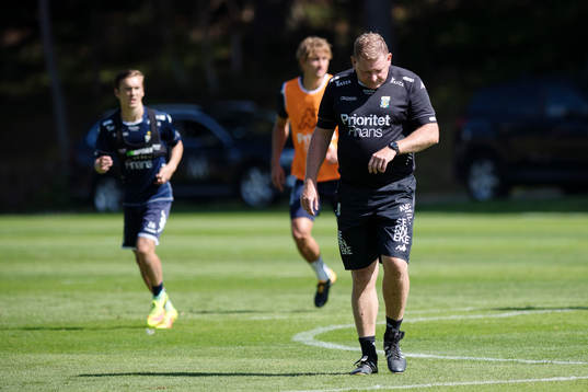 Tränare Alf Westerberg tittar på klockan