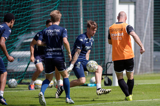 U-lagstränaren Thomas Olsson gör mål på målvakt Erik