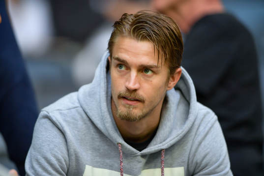 s Rasmus Lindkvist på läktaren