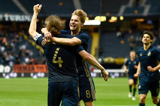 s Nils-Eric Johansson, gjorde 1-0, och jublar med Johan