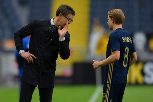 s tränare Rikard Norling diskuterar med Johan Blomberg