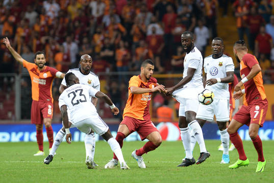 Galatasarays Younes Belhanda och Yasin Öztekin i kamp om