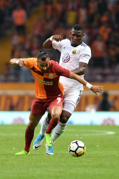 Galatasarays Yasin Öztekin i kamp om bollen med