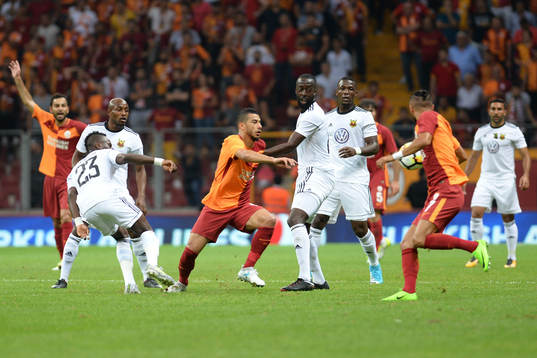 Galatasarays Younes Belhanda och Yasin Öztekin i kamp om