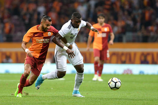 Galatasarays Yasin Öztekin i kamp om bollen med