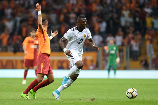 Galatasarays Yasin Öztekin i kamp om bollen med