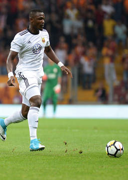 Östersunds Salisu Abdullahi Gero driver bollen framåt