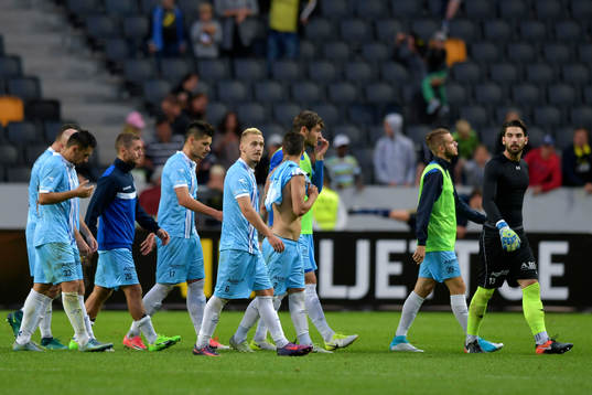 Zeljeznicars deppar medan de lämnar plan