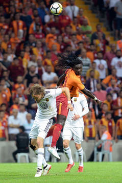 Östersunds Tom Pettersson i nickduell med Galatasarays
