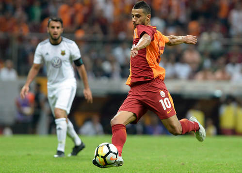 Galatasarays Younes Belhanda skjuter