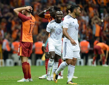 Galatasarays Sinan Gumus deppar och Östersunds Samuel
