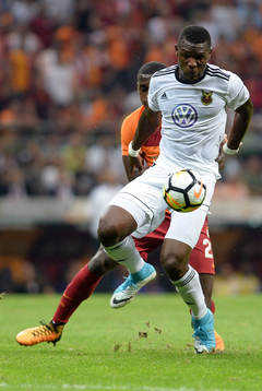 Östersunds Ken Sema och Galatasarays Lionel Carole i kamp
