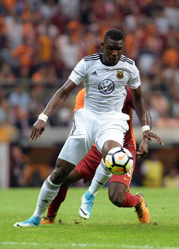 Östersunds Ken Sema och Galatasarays Lionel Carole i kamp