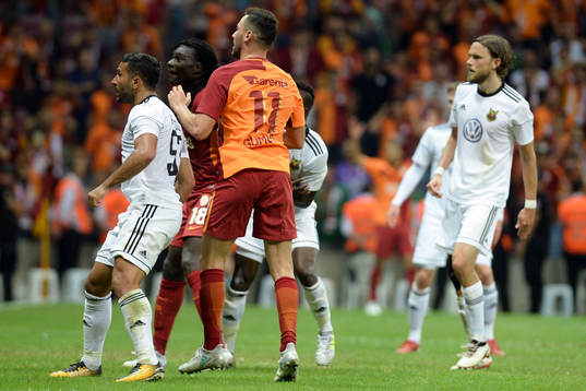 Östersunds Saman Ghoddos och Galatasarays Sinan Gumus