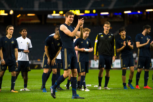 s Sauli Väisänen jublar med publiken