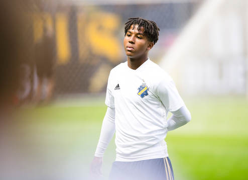 s Nebiyou Perry före fotbollsmatchen i kvalet till Europa