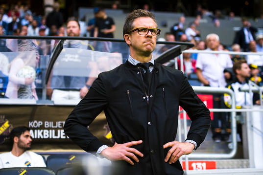 s tränare Rikard Norling före fotbollsmatchen i kvalet