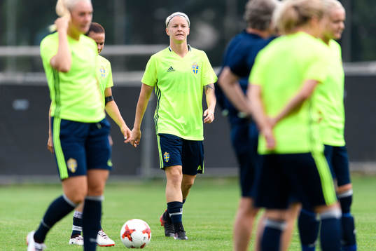 Nilla Fischer på en träning med det svenska landslaget