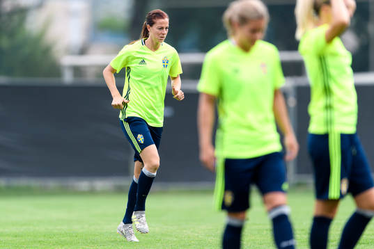 Lotta Schelin på en träning med det svenska landslaget