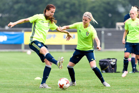 Lotta Schelin och Olivia Schough på en träning med det