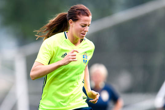 Lotta Schelin på en träning med det svenska landslaget