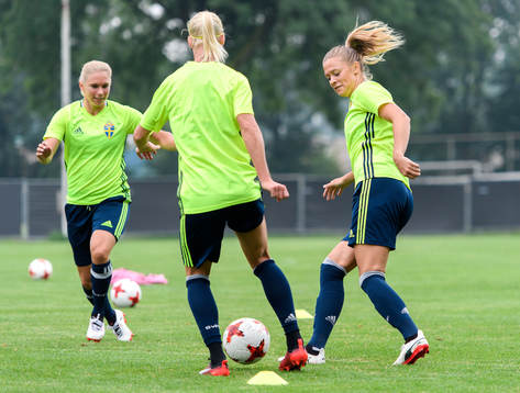 Jonna Andersson och Fridolina Rolfö på en träning med