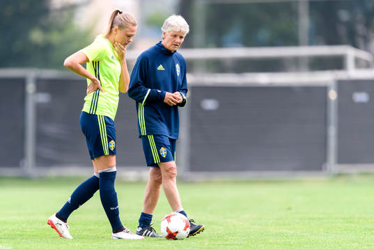 Fridolina Rolfö pratar med förbundskapten Pia Sundhage