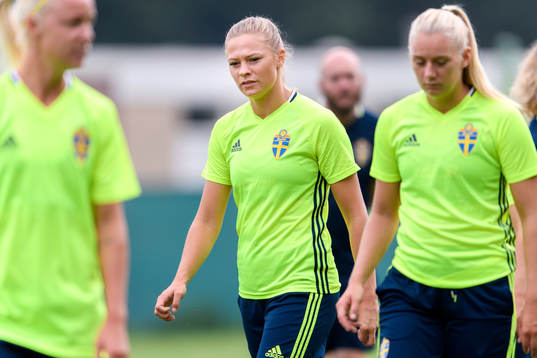 Fridolina Rolfö på en träning med det svenska landslaget