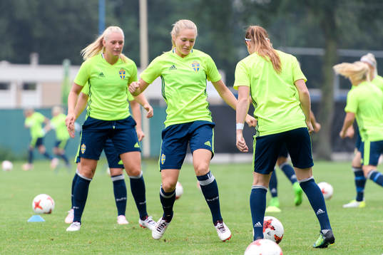 Stina Blackstenius och Magdalena Eriksson på en träning