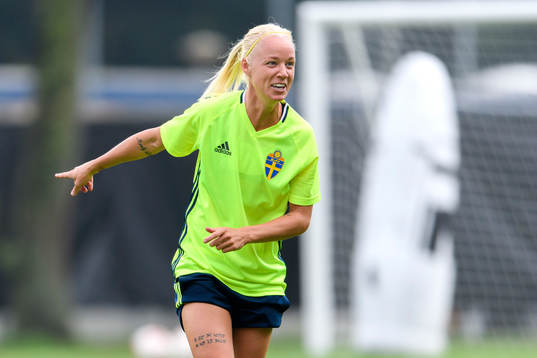 Caroline Seger på en träning med det svenska landslaget