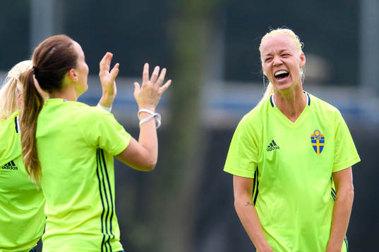 Caroline Seger jublar på en träning med det svenska