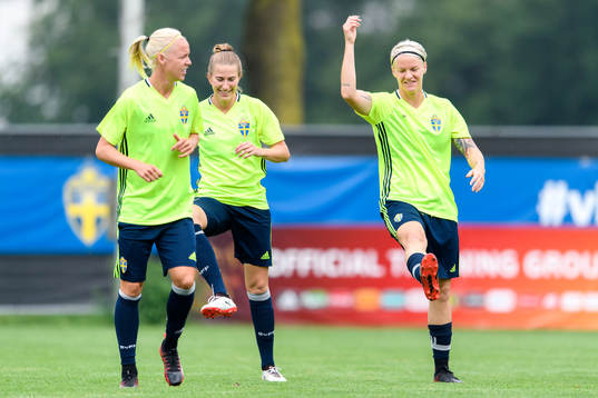 Caroline Seger, Emma Berglund och Nilla Fischer på en