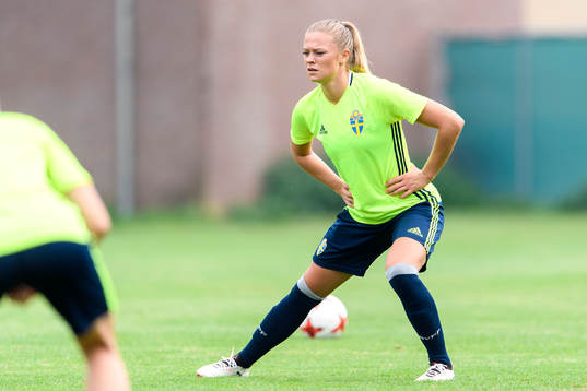 Fridolina Rolfö på en träning med det svenska landslaget